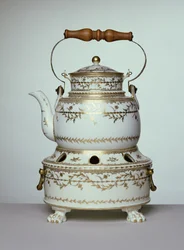パリ製のルイ16世のやかんとスタンド、1775-91年（磁器）