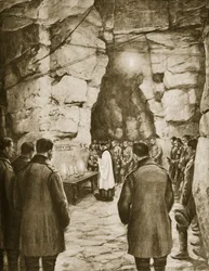 1914〜19年、フランスの洞窟内で戦闘前にミサが行われました