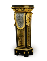 ルイ15世の寄木細工の台座の1つで、おそらくクロードフランソワジュリオットから委託されたものです。1750-60年頃（オルモルに取り付けられたブールピューター、真ちゅうの象眼細工の角、べっ甲）（469020も参照）