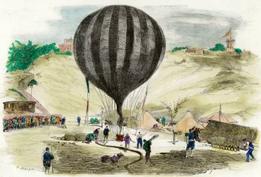1870年のパリ本社：パリのサン・ピエール広場（モンマルトル）に設置された、外部との通信に使用された気球の1つの眺め。1870年のエングレーヴィング 個人蔵