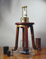 ピエール（1859-1906）とジャックキュリーによって設計された圧電石英装置、1897年