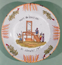 1793年1月21日のルイ16世の処刑を記念したフランス革命をモチーフにしたプレート（ファイアンス）