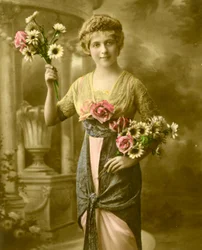 花の束を保持している女性の肖像c.1898（手彩色写真）