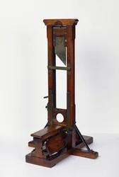 ギロチンの縮小模型（木材と金属）