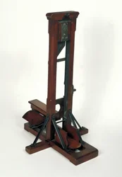 ギロチンの縮小模型（木と金属）