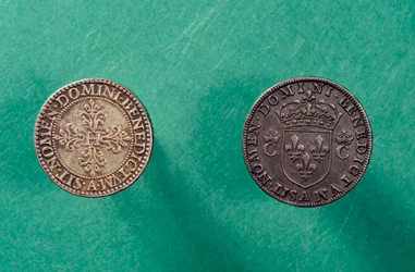 裏面：下部にフランス国王ヘンリー3世（1551-1589）の肖像が描かれた半フラン銀貨