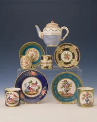 ティーポット、プレート、カップの選択、1770年頃（磁器）
