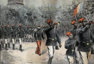 ジャン・バティスト・マルシャン司令官（1863-1934）のアフリカ探検隊から帰国したセネガル人のティライユたち、マンガン大尉（1873-1908）が指揮して7月14日のレビューの準備をする様子