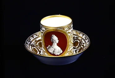 セーヴルカップとソーサー、マリーアントワネットの彫像付き、c.1773-4（磁器）