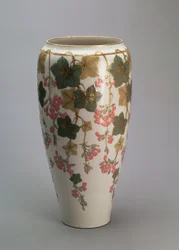 色絵セーブル文様瓶（磁器