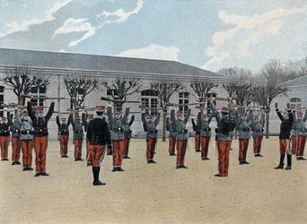 サン・キュール（Saint Cyr）の特殊軍事学校、内勤：訓練開始。