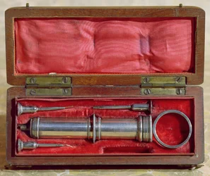 1853年にシャルル＝ガブリエル・プラヴァズ（1791-1853）が発明した注射器