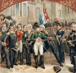 1814年4月20日、フォンテーヌブロー城のシュヴァル・ブランの中庭で行われたナポレオン・ボナパルト（1769-1821）の告別式には、皇室の衛兵が参加しています。19世紀末のクロモリトグラフ