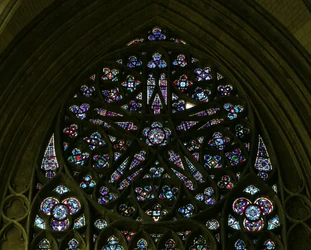 幾何学的なおむつが埋め込まれたノースローズウィンドウ（ローズウィンドウ-内部）