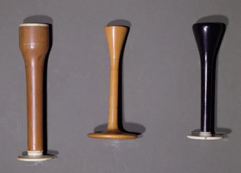 ルネテオフィルヒヤシンスレンネック（1781-1826）（木）の時代からの3つの聴診器