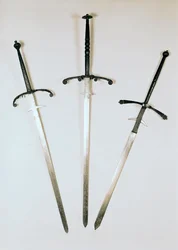 3つの両手剣、1570（金属）