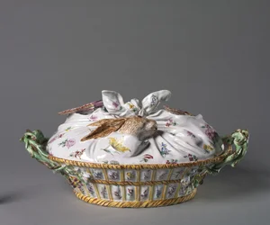 狩猟用バスケットの形をしたチュレ ン 製造元 Sceaux Factory, c.1755 (錫釉陶器（ファイアンス）、エナメル装飾)