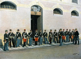 徒歩での授業：新たに入学した共和国の衛兵は下士官であり、中尉の指示の下、徒歩で授業を再開する。"Album militaire "の中で、Legion de la Garde