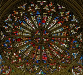 ノースローズウィンドウであるウィンドウw217は、楽器を運ぶ天使と情熱の楽器に囲まれた最上部の2つの開口部にある聖母の戴冠式を表しています（バラの勝利）