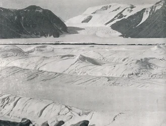 プリーストリー氷河の入り口にあるクレバスドアイス、c1911、1913