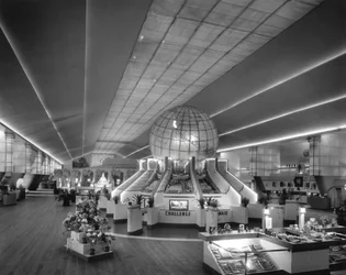 1939年のニューヨーク万国博覧会で農業のホールにあるCel-O-Glassの照らされた地球