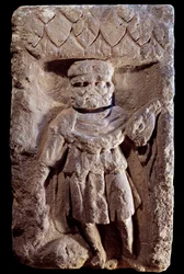 Gallo-Roman art: tricephal divinites or Mercury has three heads.石の上のレリーフ。紀元前1世紀～紀元後5世紀パリ、カルナヴァレ美術館