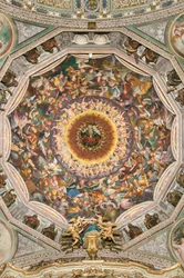「音楽を演奏する天使の合唱団」として知られる聖母被昇天、トランセプトのドーム、1534年から（フレスコ画）