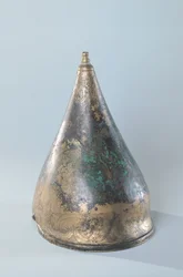 マルヌベルル（ブロンズ）の墓から刻まれた装飾が施されたヘルメット（128317も参照）
