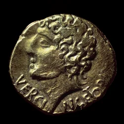 ガリアの金製スタテール（Arvernes）には、紀元前52年に排出されたVercingetorix（紀元前72〜46年）の肖像が描かれています。パリ、B.N.