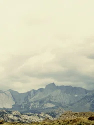 曇り空の山の風景