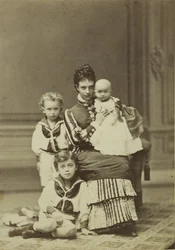 マリア・フョードロヴナ大公と子供たち、ニコラス・アレクサンドロヴィチ、ジョージ…、c. 1875年。