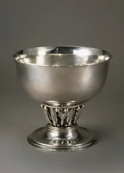 槌目と鏨（たがね）が施された銀製のフルーツボウル