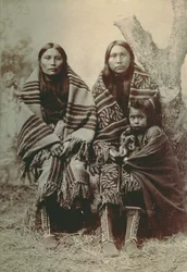 2人のコマンチ族の女性と小さな子供