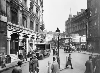 ライオンズ ショップ、ホテル、駅のあるキャノン ストリート、ロンドン、c1920-c1930。