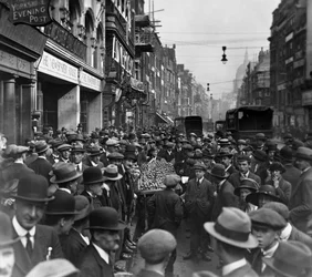 1933年以前、シティ・オブ・ロンドン、フリート・ストリートを東に望む新聞社の外の群集。