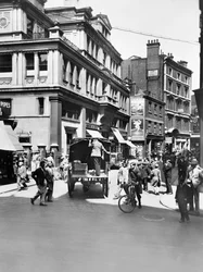1933 年以前、シティ オブ ロンドンの西を望むレドンホール ストリート