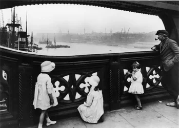 ロンドン市のタワーブリッジからテムズ川を見ている人々、1930年頃