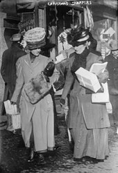 クリスマスの買い物客、1910年頃（白黒写真）