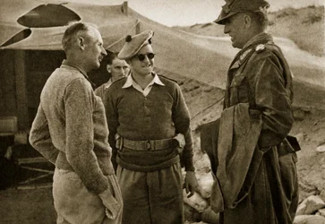 エル・アラメインで捕虜となったばかりのトーマ将軍（右）とモンゴメリー将軍（左）（1942年11月4日）（モノクロ写真