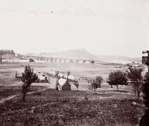 カリフォルニア州チャタヌーガの向かいにあるブリッジ ビルダーズ キャンプ。 1864年。