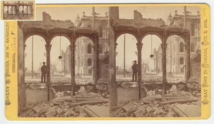 1871年、1871年のシカゴ火災後のクラークストリートの東側の遺跡を通して見た裁判所の立体写真（カードマウントのbw写真）