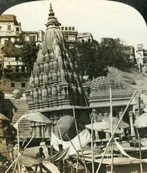 ガンジス川のほとりの寺院、ベナレス、インド、c1909。