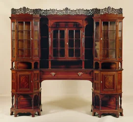 Morris＆Co.のために作られた飾り戸棚、1880年頃（彫刻が施されたマホガニー）
