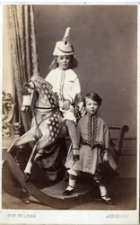 1860年代に立っている別の女の子とロッキングホースの帽子をかぶった少女（アルブメンプリント）