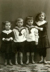 4人の子供の肖像画、1910年代