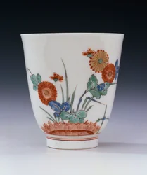 菊と草で描かれたボットガー酒井田柿右衛門フレアビーカー、1725年頃