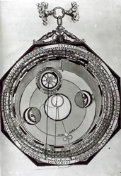 1540年のペトルスアピアヌスによる天文学の帝王切開からのイラストの後の、おそらく月の周期を示しているボルベル