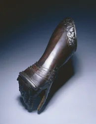 右手用の黒と白のエルボーガントレット、c.1570