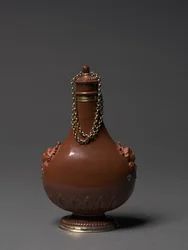 瓶」製造者マイセン磁器工場、ドイツ、1715年頃（磨かれた赤い石器、銀金のマウント