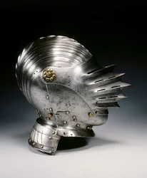 マクシミリアンスタイルのヘルメットを閉じる、c.1520（スチールと真ちゅう）